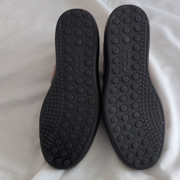 Ecco Black and Brown Sneakers with Casual Lace-Up Design - Picture 6 of 12